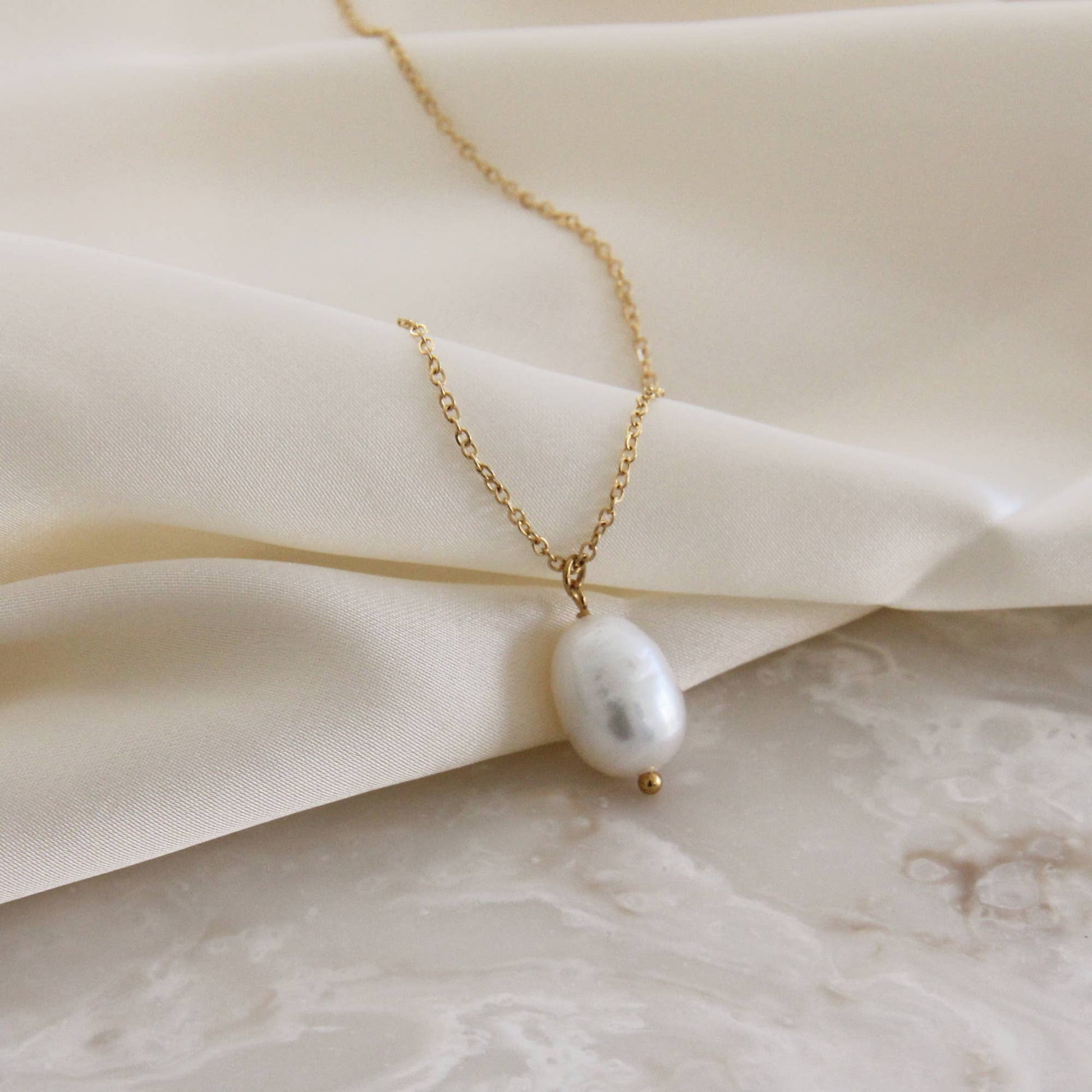 Pearl Pendant Necklace: SILVER